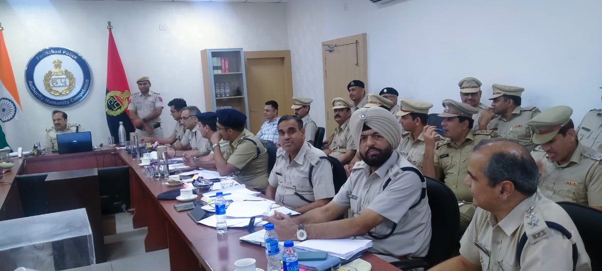 FBDPolice's tweet photo. #CPFbd ने सभी डीसीपी,एसीपी थाना प्रबंधक को धर्मशाला,बस स्टैंड, रेलवे स्टेशन,होटल की चेकिंग करने के लिए निर्देश
किराएदार,ड्राईवर,सेवक/सहायक की पुलिस वेरिफिकेशन, मकान मालिक करवाएं वरना 188 के मुकदमे के लिए तैयार रहें
नारियल पानी बेचने वालों व झुग्गी झोपड़ियों में भी करें चेकिंग https://t.co/tDTEc2gtM2