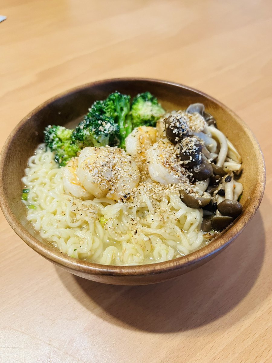 eroste's tweet photo. ジスイday 塩ラーメン🍜🦐🥦🍄

たまごなくなってしまった、明日買いにいかないと🧺
パッツァからすっかり塩らーモードになってしまった。。

#自炊　#おうちごはん　#ミニマリスト https://t.co/6BRvqZ4gs9