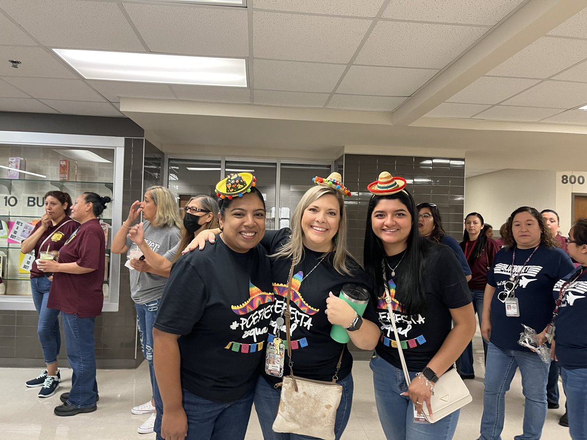 eXpfamilia's tweet photo. ¡Vámonos Leones!Estamos listos🦁💪🏼 #2022Convocation #LionsEmpower @LetsLionUp @SouthpawEdu @stepharillo @LockhartISD https://t.co/frKyskX5BI