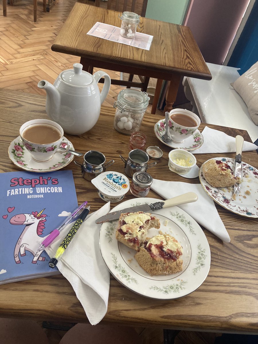 NurseSteph600's tweet photo. Very productive working lunch with @Kellymogs at @Queeniestt 🫖🍰😊
Except of course the main topic of conversation did turn to jam or cream on first!!!! Which way do you have yours & why?! #importantdiscussions
#Devon #Cornwall #creamtea 🫖 🍰 #workinglunch https://t.co/PKo4fTe4NW