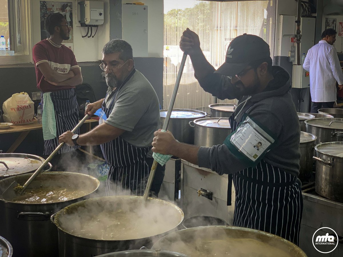 JalsaConnect's tweet photo. Another blessing for the guests of the Promised Messiah (as) is the delicious langar khana available over the #JalsaUK period, prepared by our amazing volunteers.
What's your favourite?
#JalsaConnect #HungerForLangar https://t.co/Hz3rxHBaWp