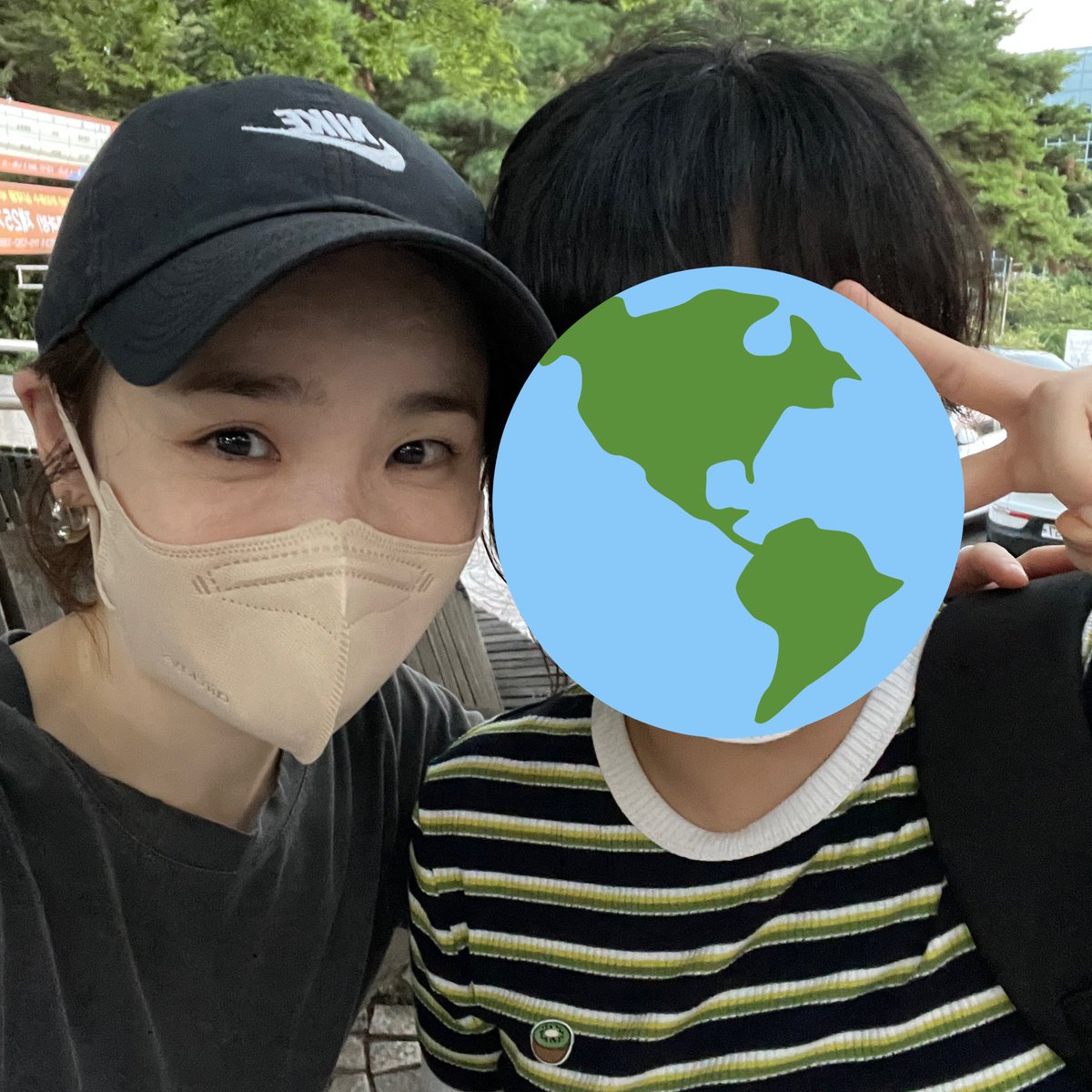 처음에 제가 핸드폰 들고 있었는데 손 달달 떠니까 사진 다 흔들린다며 그럼 내가 찍을까? 하고 미됴가 들고 찍어줬어요ㅠㅠㅠㅠ
이와중에 어깨에 손올린거 기절 ㅠㅠㅠ