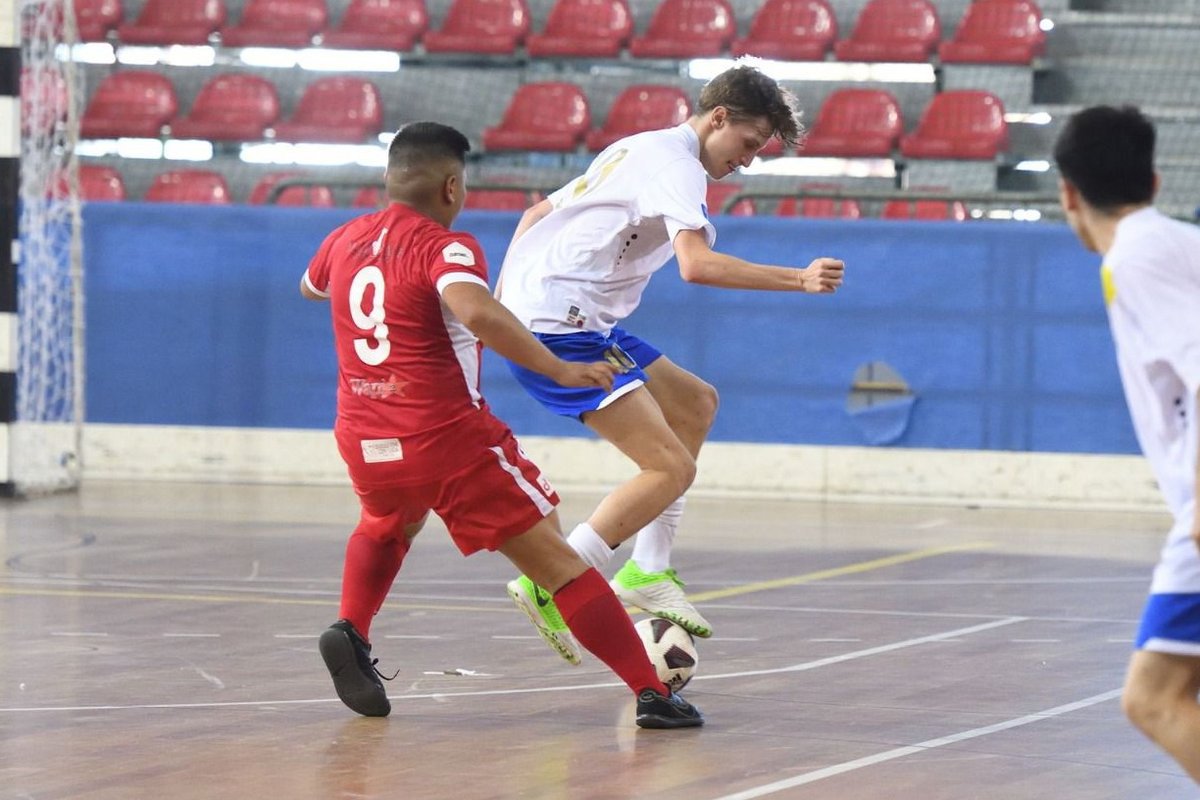 El Soliss FS Talavera apuesta por la juventud y el desparpajo de Iván Velasco fstalavera.com/index.php/club…