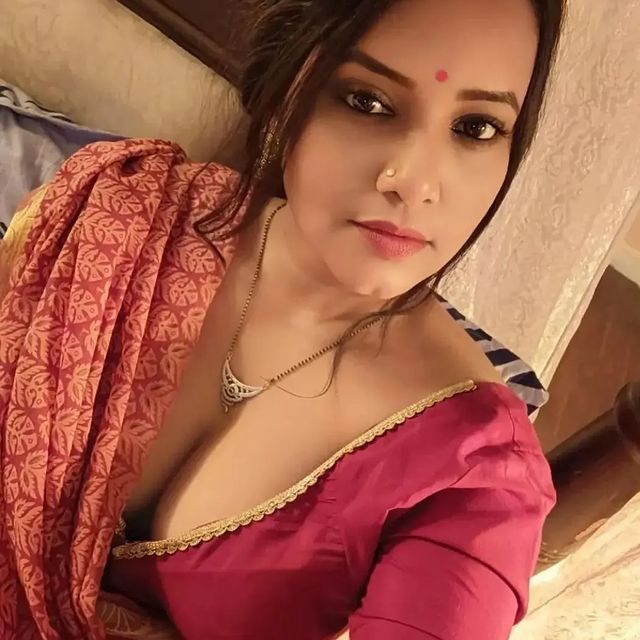 SamiraSindhe's tweet photo. who can join me with whatsapp video call this evening https://t.co/pyQ0t1fKsN
