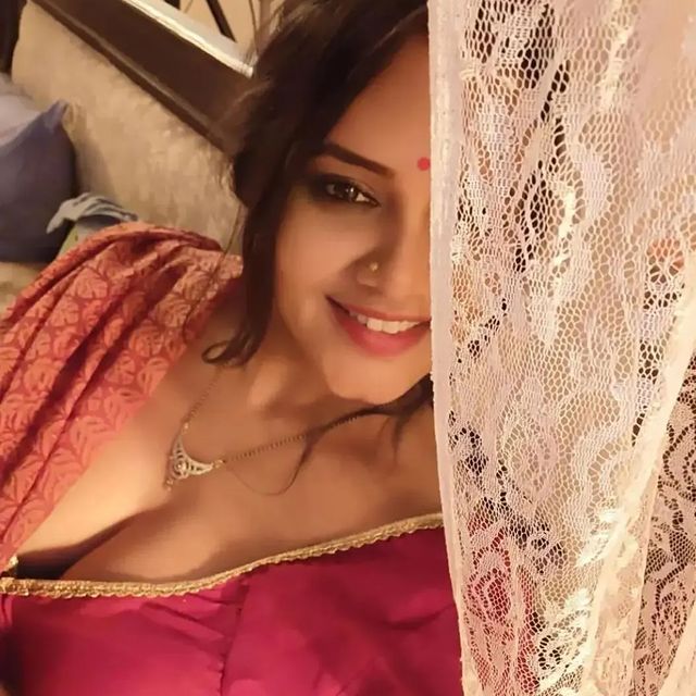 SamiraSindhe's tweet photo. who can join me with whatsapp video call this evening https://t.co/pyQ0t1fKsN