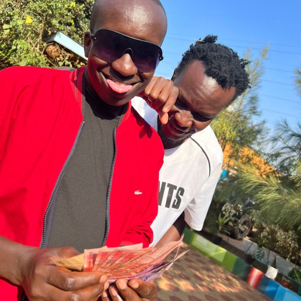OmaraDanielol's tweet photo. As You Show Off Your Money, Remember There's Always Someone Ready And Willing To Steal It From You. Treat Your Money Like Medication: Store It In A Safe, Cool, And Dry Place, Namely: @UgEquityBank . Dial *247# To Open An Account Today.
#equity247 https://t.co/34ZNTbVJUR