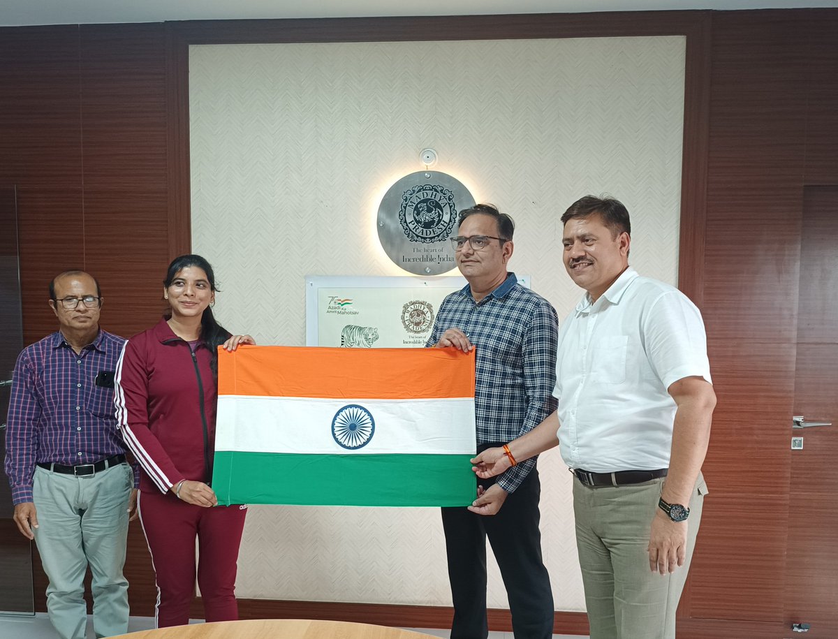 MPTourism's tweet photo. इस 15 अगस्त, भारत के 76वां स्वतंत्रता दिवस के अवसर पर मध्य प्रदेश की पर्वतारोही भावना डेहरिया यूरोप महाद्वीप के सबसे ऊंचे शिखर माउंट एल्ब्रुस (ऊंचाई 18,510 फीट) पर भारतीय तिरंगा फहराएंगी।

@BhawnaDehariya https://t.co/PjINQty0j3