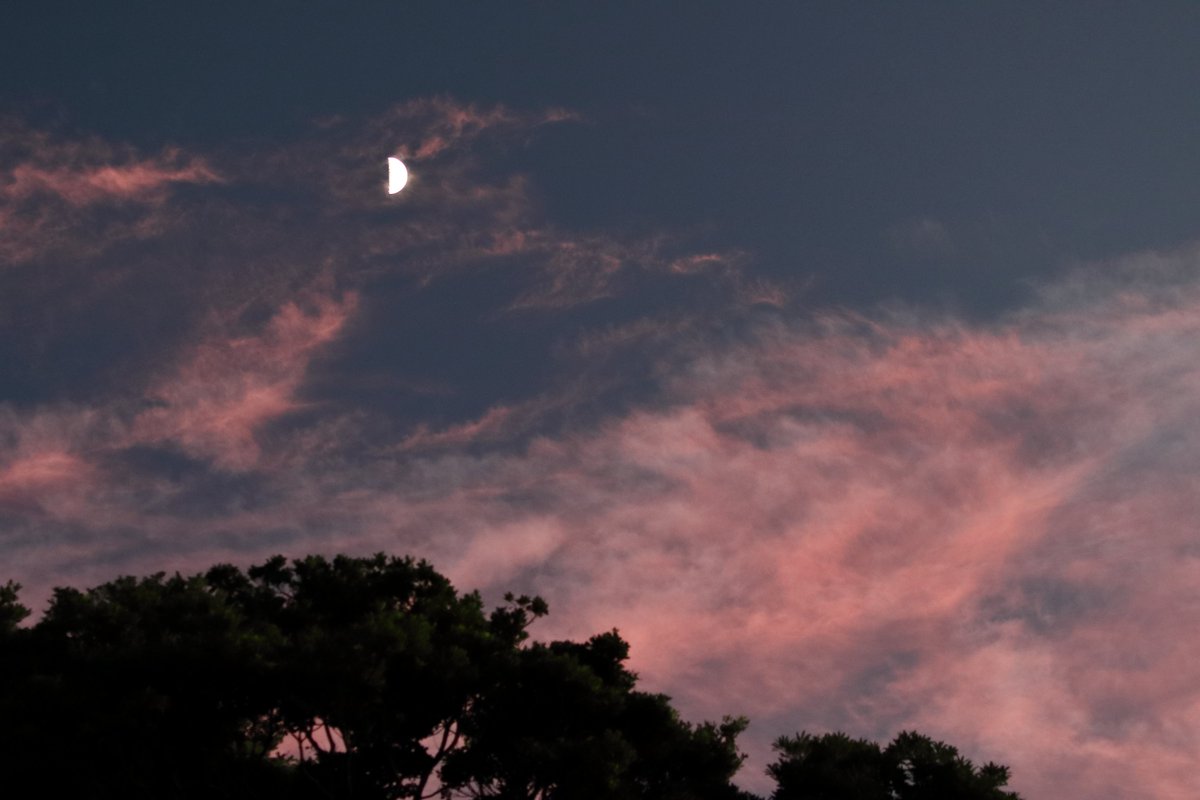 夕焼け空にお月様😊