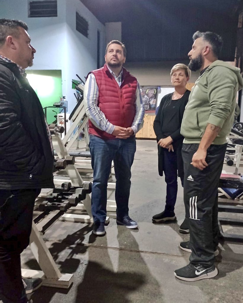 Apoyando el deporte, siempre! 

Estuvimos en el gimnasio "Betta Team" de Jorge Cavallaro, instructor de kick boxing, en la zona sur de #Rosario

Nos motiva fomentar esta disciplina y ayudar a los deportistas Ignacio Morello y Facu Salinas que viajarán a competir a Rusia y Brasil