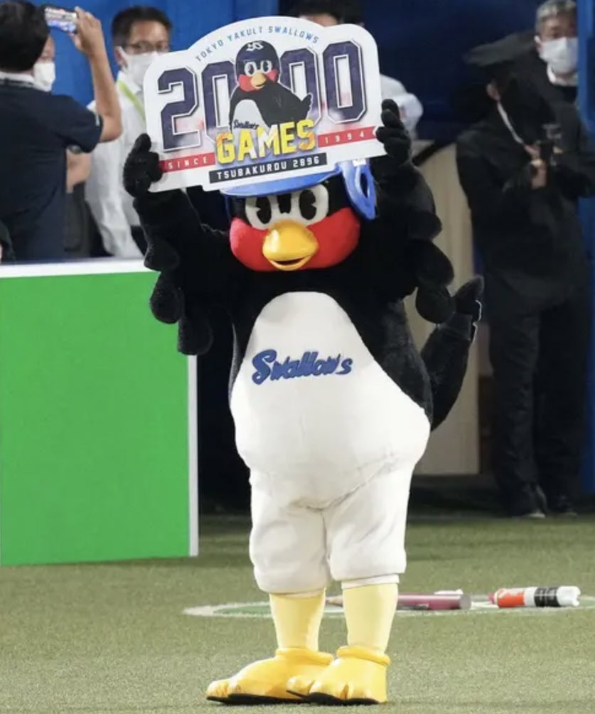 Mondo Mascots on X: Tsubakuro, mascot of the Yakult Swallows, celebrated  his 2000th appearance today.  / X
