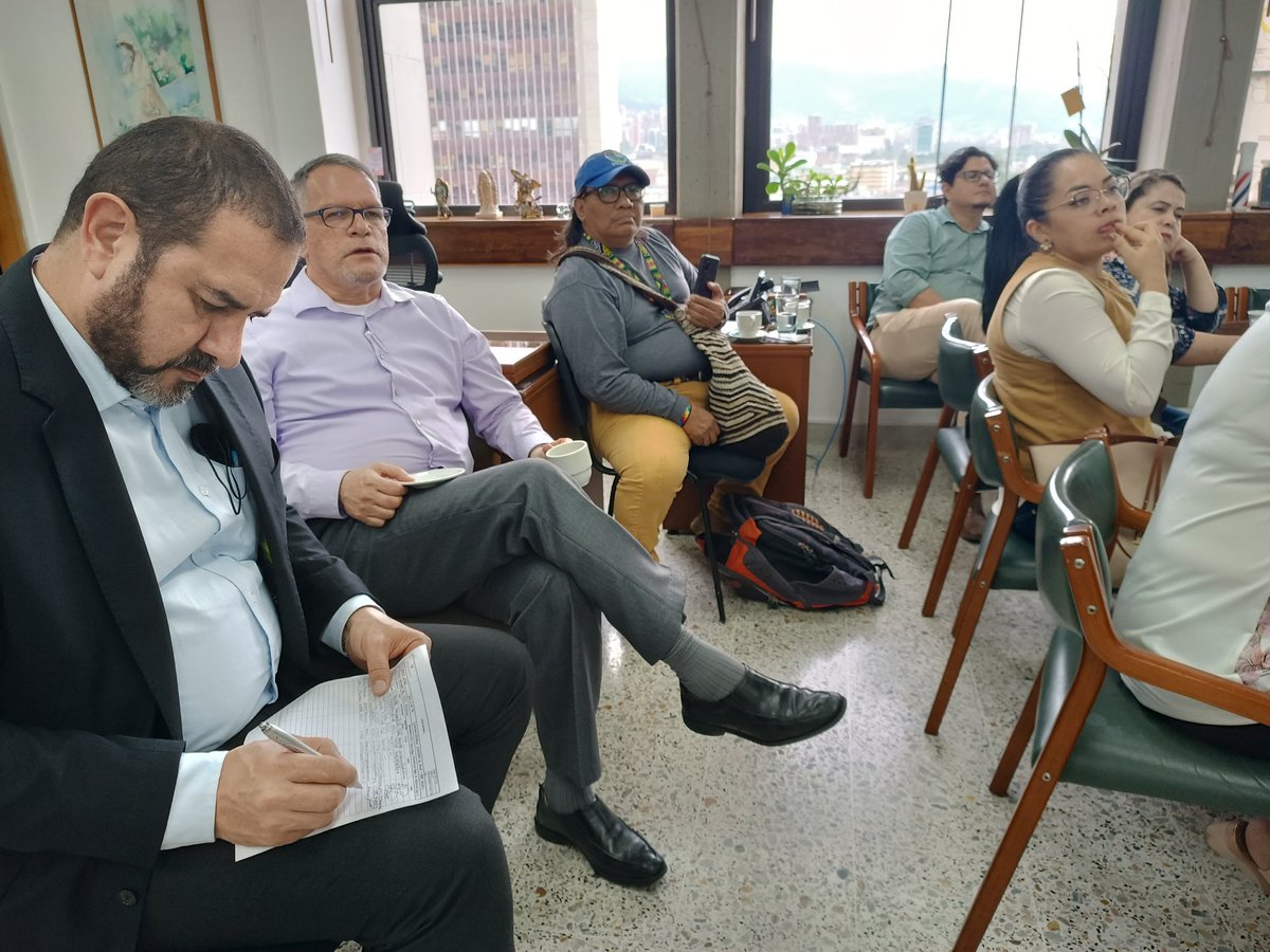 SaludAntioquia's tweet photo. ¡Mantenemos nuestro trabajo #UNIDOS!
Nos reunimos con el Consejo Territorial de Seguridad Social en Salud para evaluar inversiones y proyectos que mejoren la infraestructura y dotación hospitalaria, el propósito: el cuidado y la protección de la vida 💚 https://t.co/z6rOt8l9wO