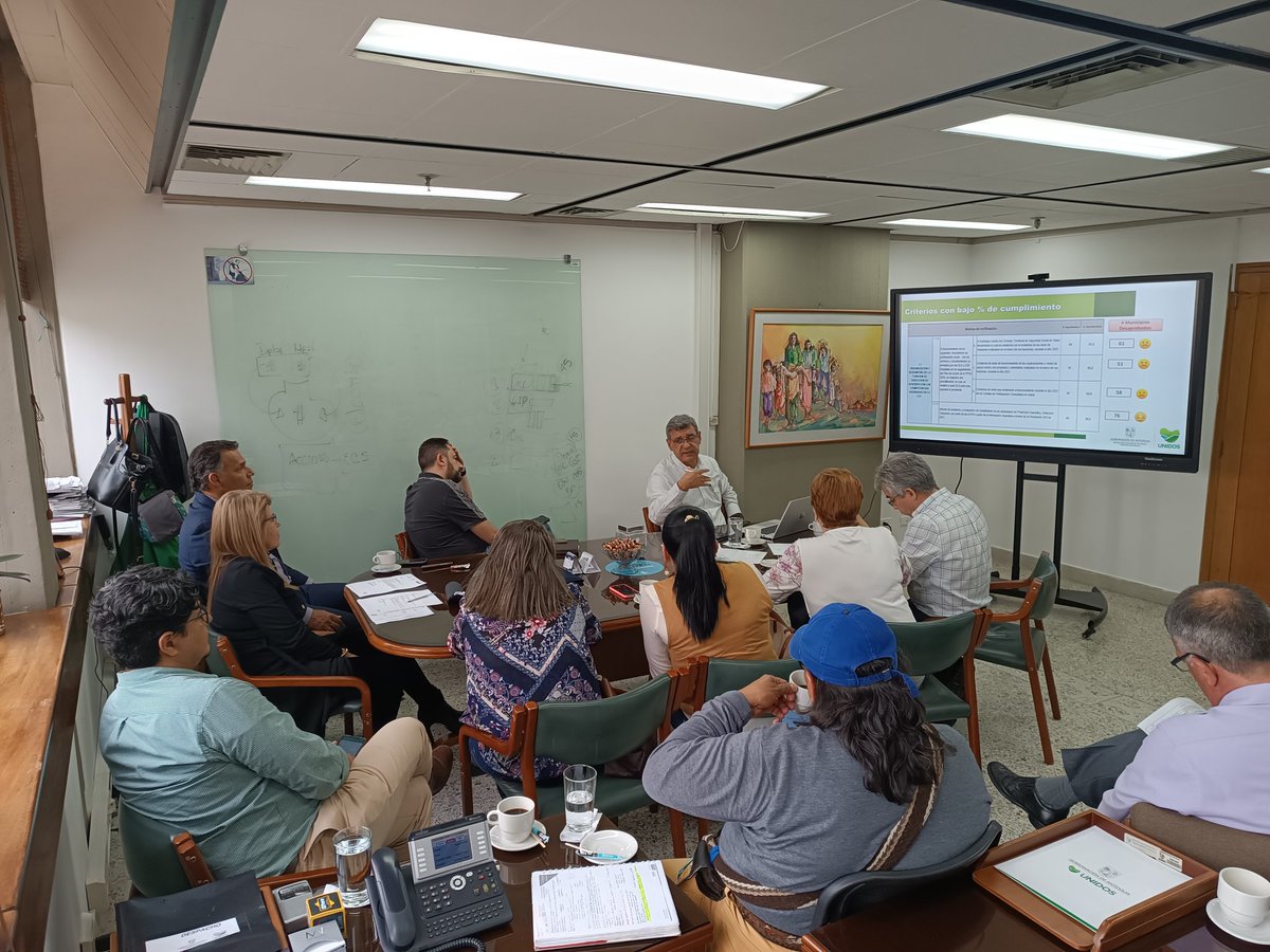SaludAntioquia's tweet photo. ¡Mantenemos nuestro trabajo #UNIDOS!
Nos reunimos con el Consejo Territorial de Seguridad Social en Salud para evaluar inversiones y proyectos que mejoren la infraestructura y dotación hospitalaria, el propósito: el cuidado y la protección de la vida 💚 https://t.co/z6rOt8l9wO