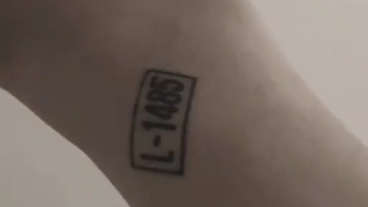 fireyeollie's tweet photo. É uma tradição em todo aniversário EXOL o Chanyeol mostrar a tatuagem que ele fez justamente pra esse dia, ele é perfeito ♡ https://t.co/NytBrn2nJh