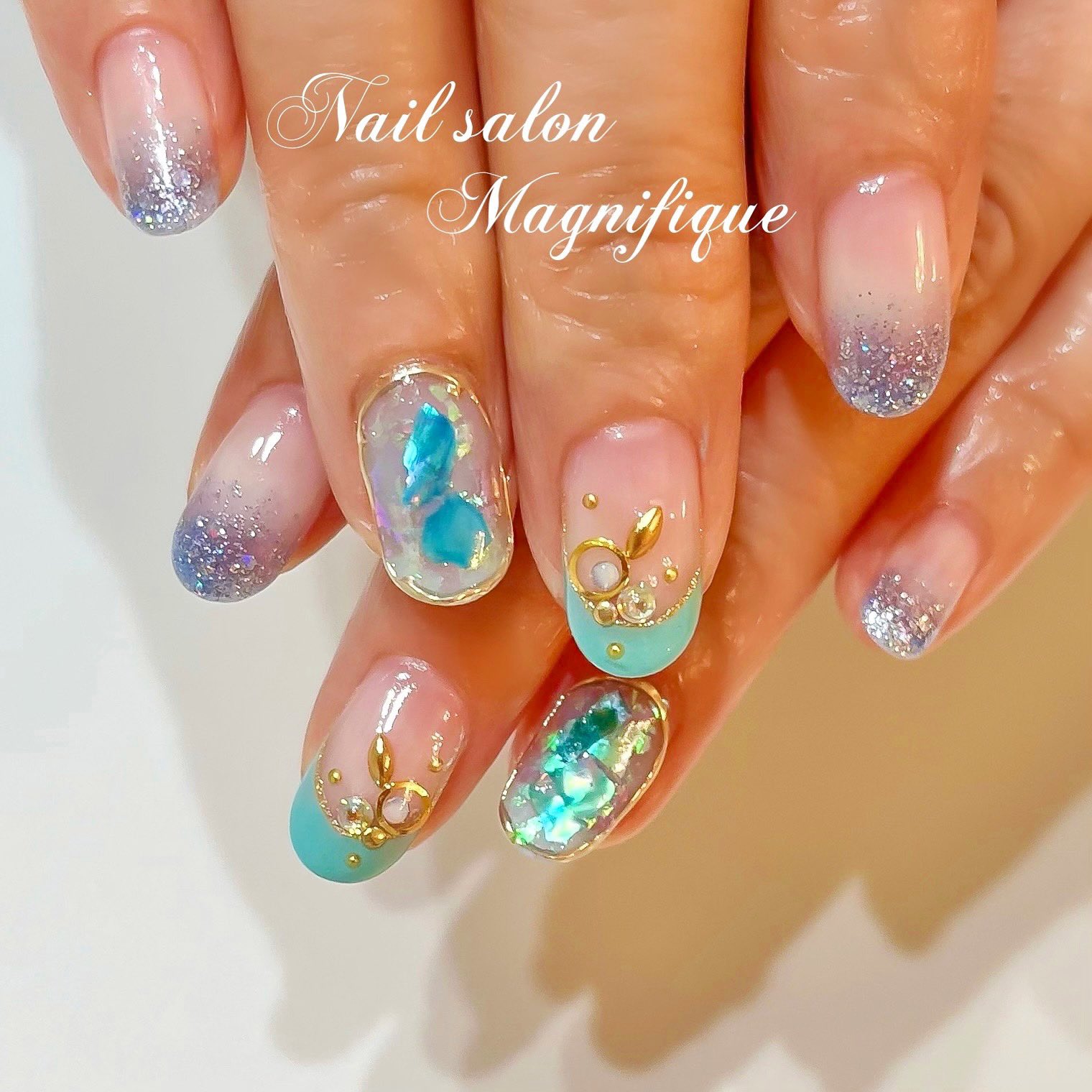 Nailsalon Magnifique Nail Nailsalon ネイル ネイルサロン ジェルネイル ネイルデザイン フレンチ フレンチネイル ターコイズブルー ミラーネイル シェルネイル 囲みネイル 夏 夏ネイル シンプルネイル オフィスネイル 大人ネイル 上品 Nailsalon Magnifique Nail Nailsalon ネイル ネイルサロン ジェルネイル ネイルデザイン フレンチ フレンチネイル ターコイズブルー ミラーネイル シェルネイル 囲みネイル 夏 夏ネイル シンプルネイル オフィスネイル 大人ネイル 上品
