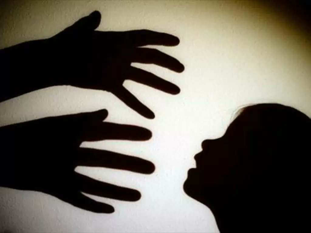 GiancarloDeRisi's tweet photo. Adesca 26 #bimbe su WhatsApp fingendosi #14enne, #arrestato
#Bambine di dieci, tredici anni al massimo, convinte a #spogliarsi e consumare #rapporti #virtuali. Il #trentenne fermato aveva 177 foto nel pc. Per lui 40 capi d'imputazione [AA] https://t.co/CpJfXkG3VV