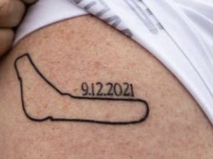 Foto Brown faz tatuagem em homenagem à vitória de Ricciardo no GP da  Itália da F1  Notícia de F1