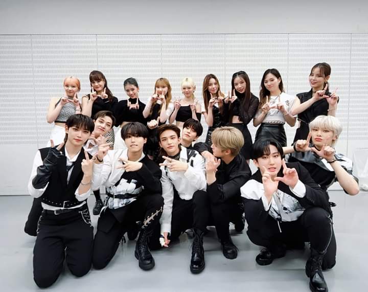 keishakim02's tweet photo. OMYGHADDDD!!!! STRAY KIDS X NIZIU IN ONE FRAME AAAA IM SCREAMING😭😭😭

#NIZIU #STRAYKIDS https://t.co/oGUEJbtnRK