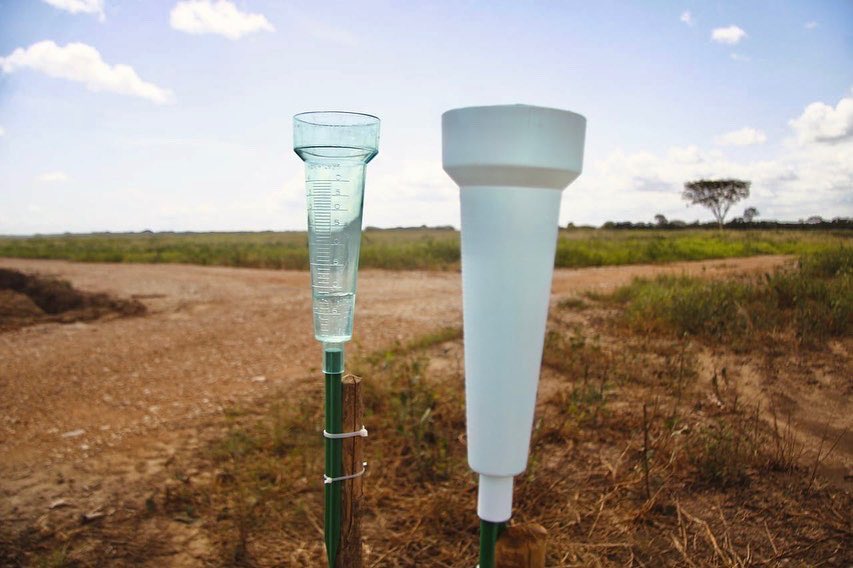 aic_vzla's tweet photo. En Finca La Mula realizamos seguimiento diario de la lluvia mediante el pluviómetro y también de la evaporación a través del evaporímetro. Esto con la finalidad de conocer la cantidad de agua que ha caído en el cultivo y también cuánto líquido se pierde por la evaporación. ⛅️⛈💧 https://t.co/4puCdF15vB