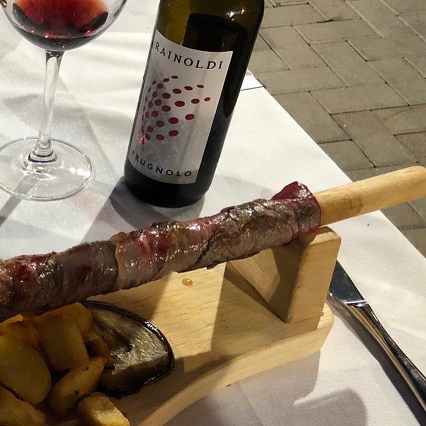 missaglia_sara's tweet photo. Tzigoiner, uno spiedo di legno sul quale la carne di manzo a fettine viene avvolta e cotta alla brace.
.
In abbinamento il Prugnolo della @RainoldiVini: nebbiolo delle Alpi con sentori spiccati di prugna, frutti rossi e spezie.
.
#valtellinainaltoicalici #wineoneway #WoW https://t.co/pFmNGU8rfi