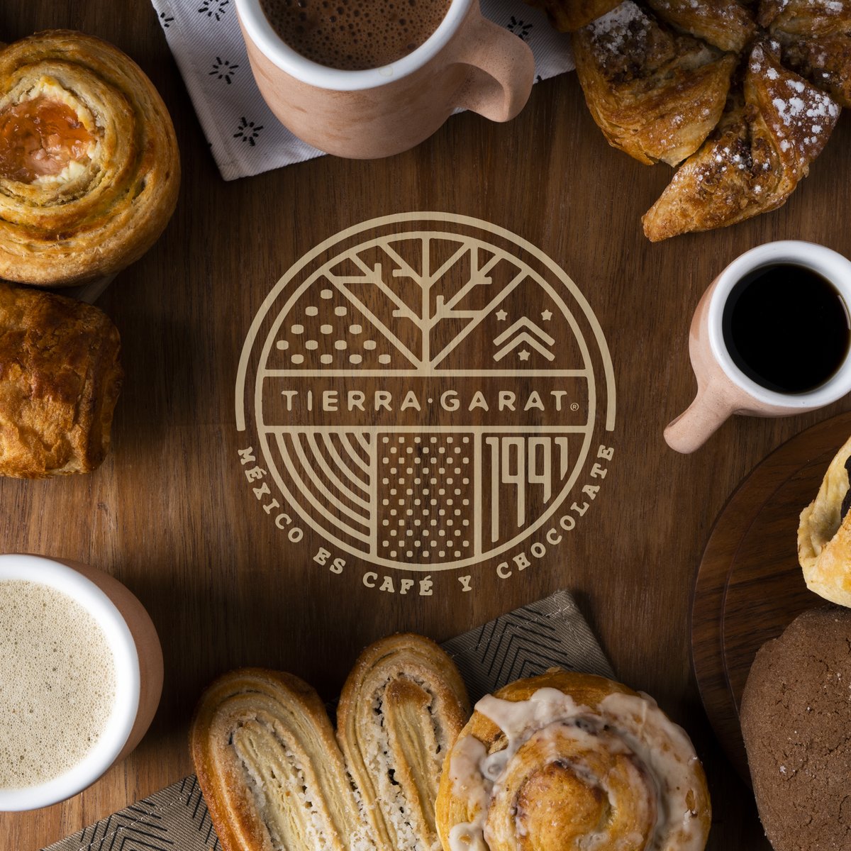 TierraGarat's tweet photo. La felicidad sí existe y está en nuestras tiendas. 

Puedes consultar todas nuestras ubicaciones en: https://t.co/cIOdKCKM0x. https://t.co/4fziK6x0pu