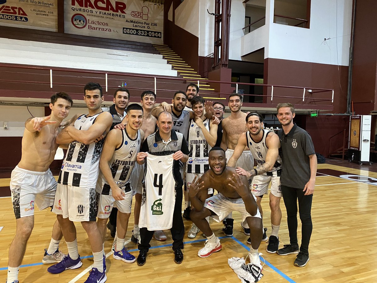 Pensar que hace unos meses estabamos asi. Eramos tan felices y lo sabiamos.
Mirale la cara a estos pibes, como no emocionarse?
Todo rompen.
El <a href="/CAEbasket/">Estudiantes 🏀</a> va a volver.
#ElBataEsDeLiga