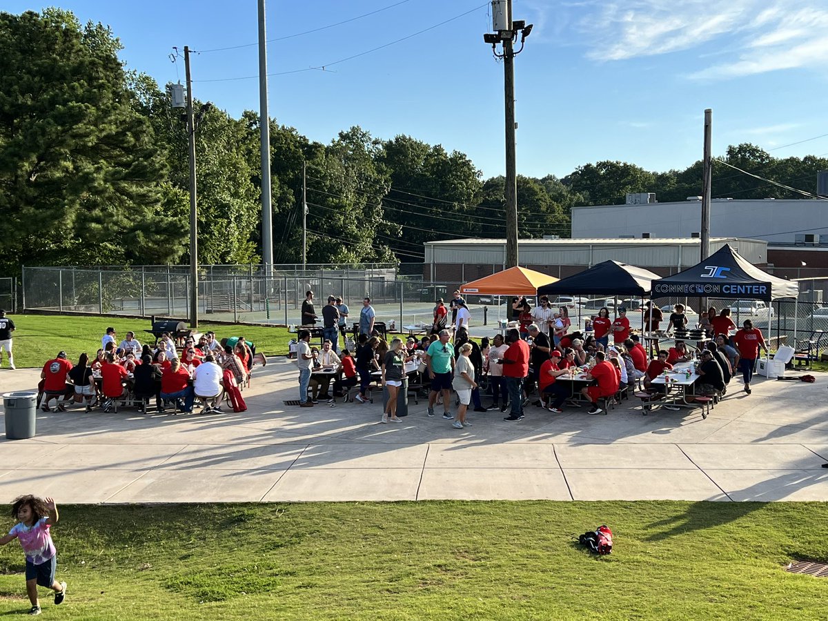 rlosbornehs's tweet photo. Cardinal Tailgate! #osbornestrong https://t.co/T9Z3At5kE4