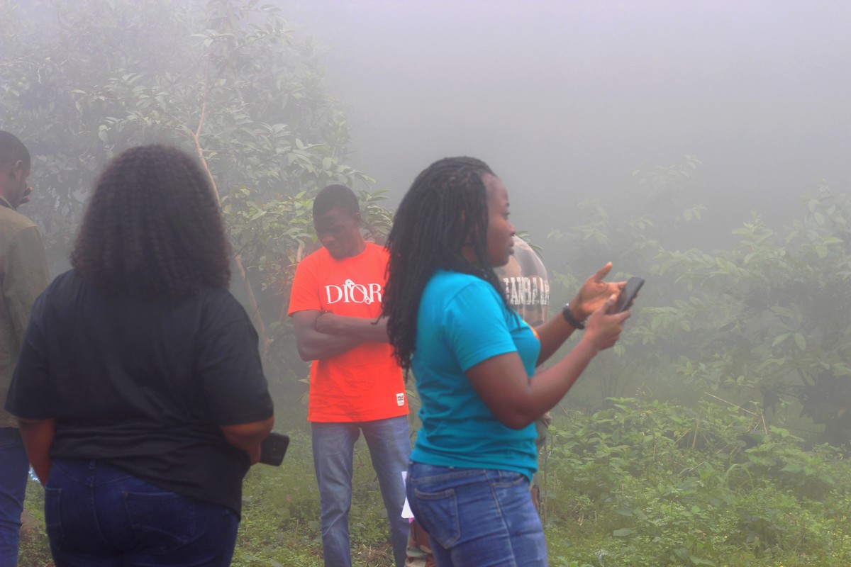 Sur les hauteurs du Mont Agou, le climat est tout autre. Il est midi mais la visibilité est presque nulle. La fraicheur ici est intense. Choisissez Voyages et Actions Togo pour vos visites touristes couplées d'actions humanitaires. #Togo #TourismeTogo #VaTogo