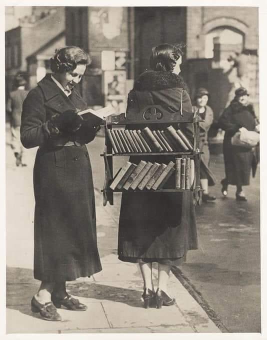 VistaPResearch's tweet photo. #WalkingLibrary #London circa 1930's
#Reading #books #brilliant #innovative #biotech #healthcare #stocks #trading #infertilitytreatment #invocell $DIA $SPY $QQQ $XBI $AAPL $TSLA $ATOS $INVO https://t.co/xFjFag4asE