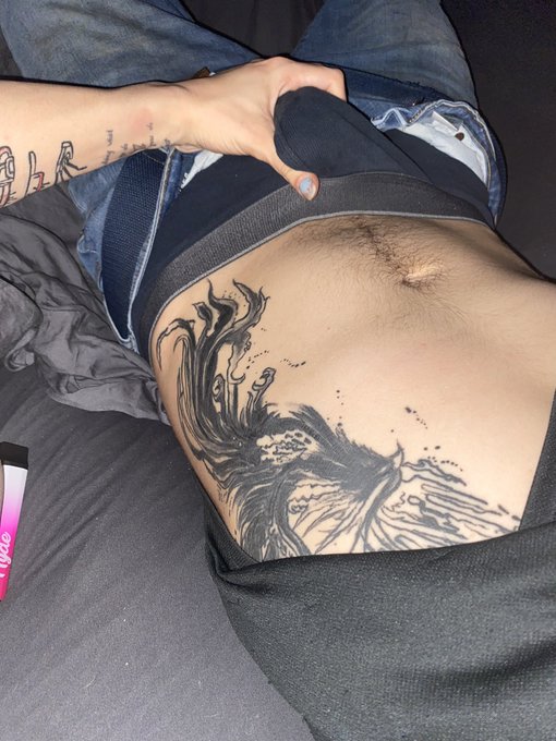 5 minutes into Netflix and chill 🥵🥵 cum over. Links in the bio 😏😏 https://t.co/ncSOsBLoP1