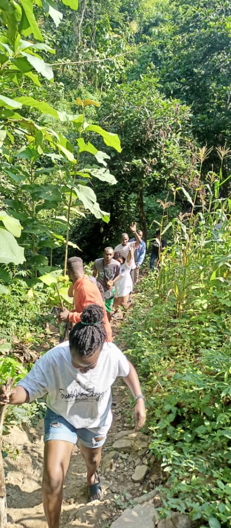 Le temps est magnifique à Kpime Seva. Les bénévoles de l'association Voyages et Actions Togo en profitent pour visiter la cascade de la localité.
#Togo #TourismeTogo #HumanitaireTogo