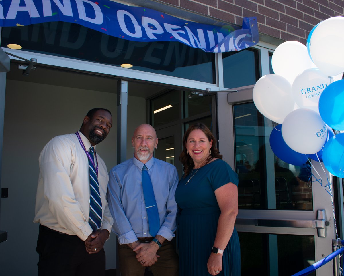 Yesterday, Highlands Ranch High School held a grand opening for its cosmetology salon Bellisimo Blu Salon and Academy. Those in attendance were able to tour the salon and schedule appointments for services. A fantastic Career and Technical Education opportunity for DCSD students