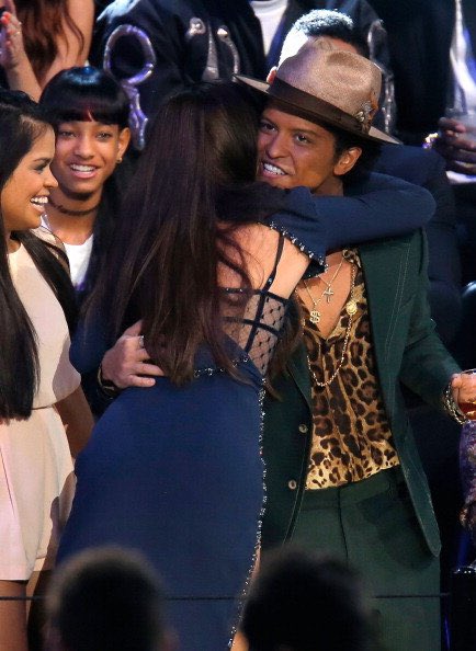 Bruno Mars e Selena Gomez, 2013