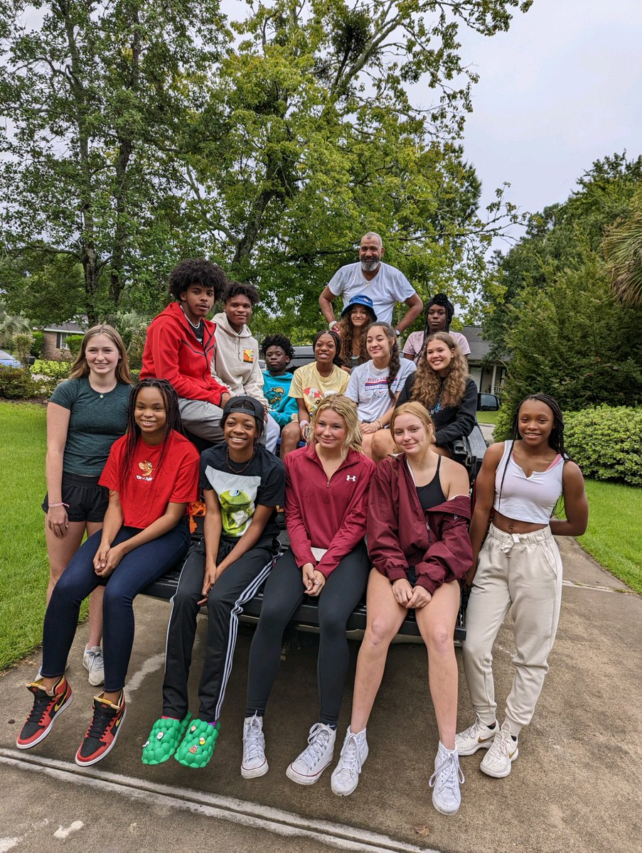 LowPrep's tweet photo. Da Family pulled up to show love and wish me safe travels.
Gonna miss the hell outta of these kids.

#ConfidenceCougars
#DaFamily
#NDbound https://t.co/1v12WJes49