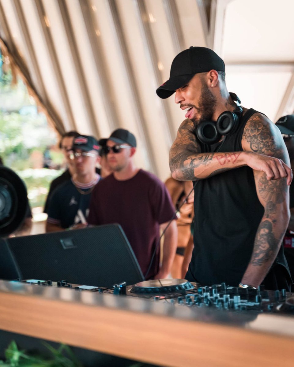 EliaBeachLV tweet media