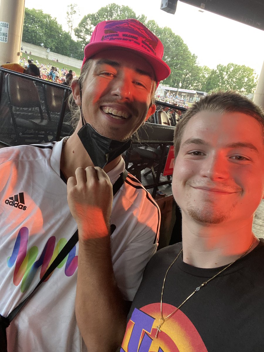 Recognized a <a href="/BoredApeYC/">Bored Ape Yacht Club 🍌</a> holder when I see one thank you <a href="/djrhetorik/">rhêtorík</a> for the picture