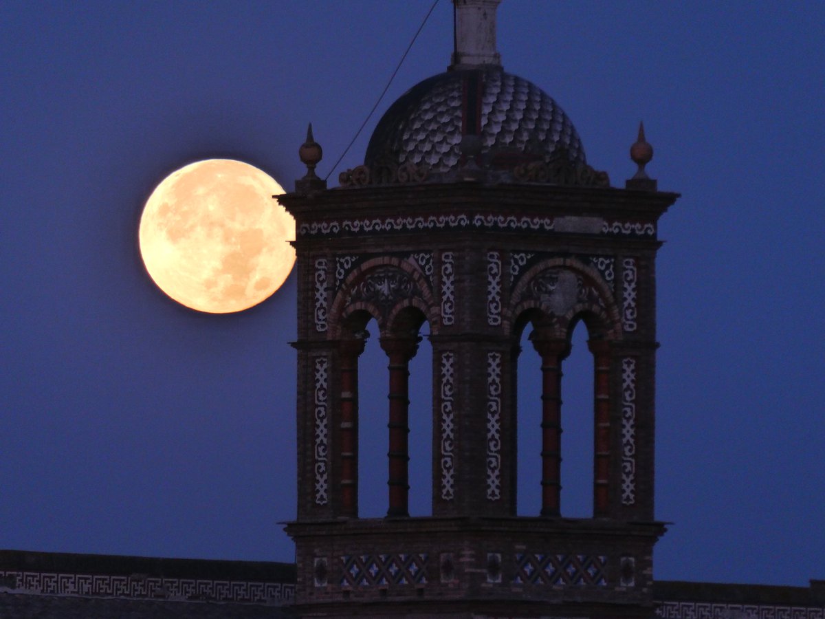 xusvalencia's tweet photo. Antes del amanecer de hoy #moon
La última #Superluna del año 🌕 ⛪
Palauet de Nolla (Meliana) #Valencia

#cielosESA #lunallena #fullmoon 
@AstroAventura @El_Universo_Hoy https://t.co/S0YJdlU6w6
