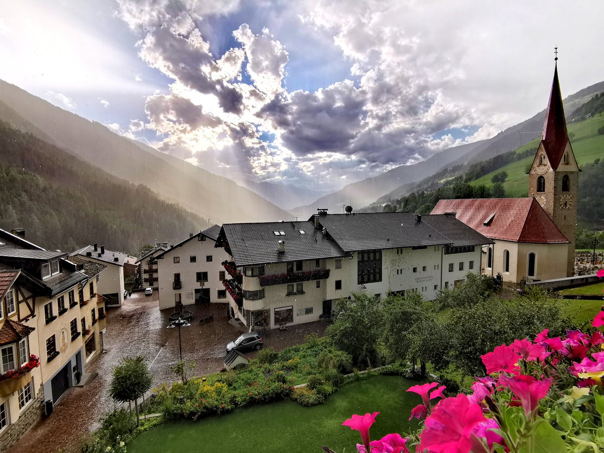 inicro09's tweet photo. Anche i temporali qui assumono un fascino diverso! 😍😍😍 #Sudtirol #Luson https://t.co/rGZ8MccpE0