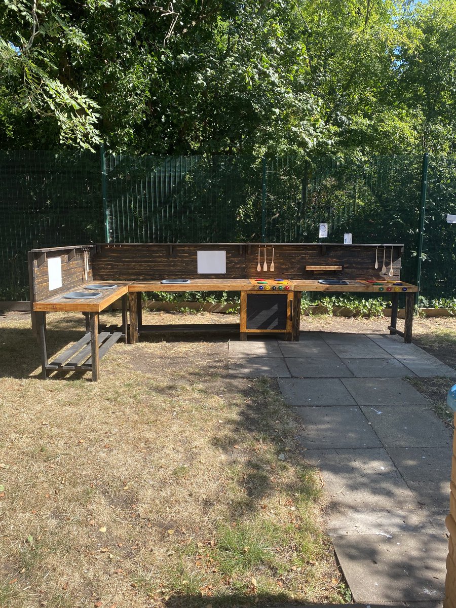 palletcraftcr8's tweet photo. Just finished a mud kitchen for the children @ UET short breaks #learning through play #mud kitchens #outdoor learning https://t.co/Yq463D1Vfx