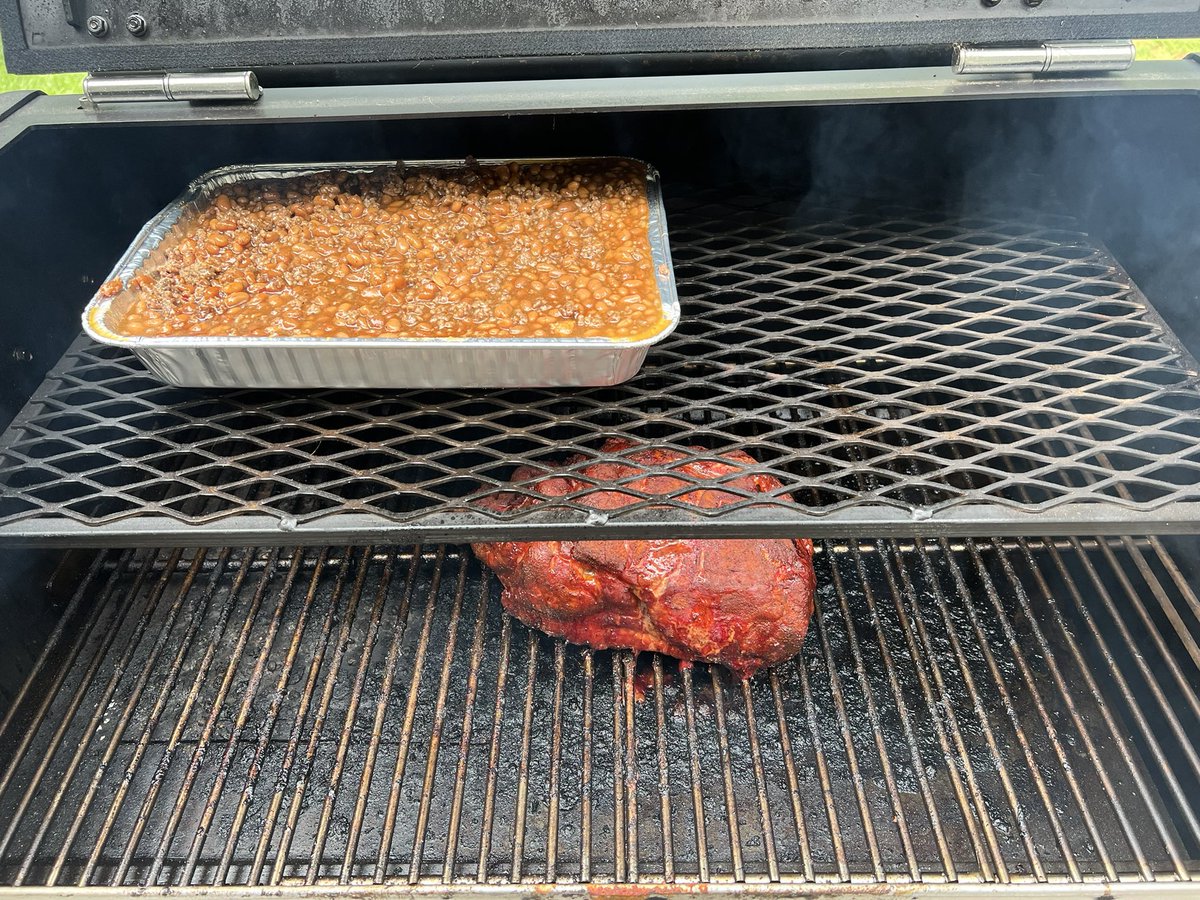 meingram1's tweet image. Celebrating @packers first preseason game tonight with smoked pulled pork sandwhiches and baked beans.  #GoPackGo #meatchurch #yodersmoker