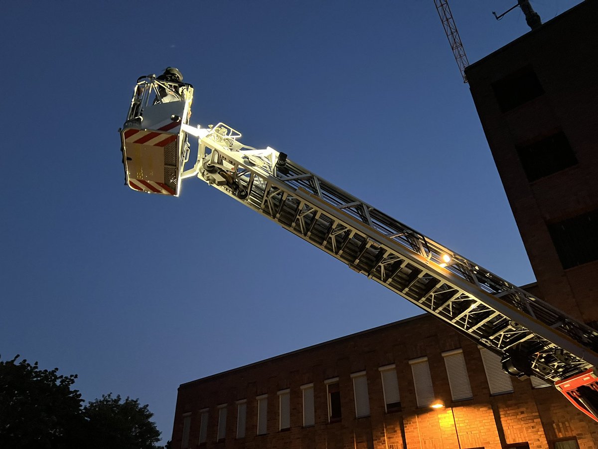 Umgang mit der #drehleiter beim heutigen Übungsdienst. Vielen Dank an die Kameraden der Feuerwache F26 der <a href="/FeuerwehrHH/">FEUERWEHR HAMBURG</a>