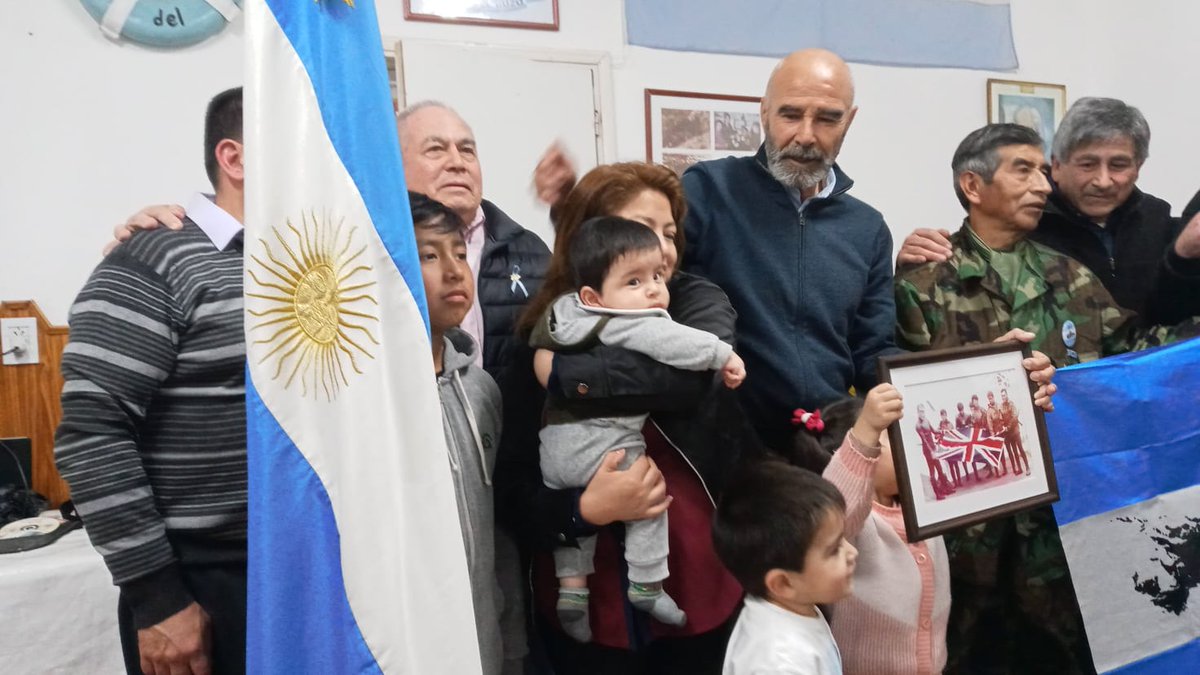 Juan José Gómez Centurión ayer, recibiendo un presente de los #VGM, en #MarDelPlata, en una cena en su homenaje.