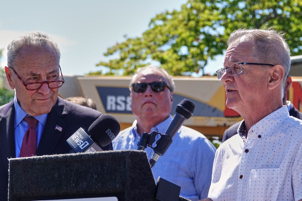 KingstonWire's tweet photo. โI told him how perfect Ulster County was.โ - U.S Sen. Chuck Schumer, describing a conversation with Zinc8 CEO Ron McDonald #kingstonny
https://t.co/ivtURyIpAb
#ipark87 #patryan #chuckschumer #jobs https://t.co/jp42UhdLC1