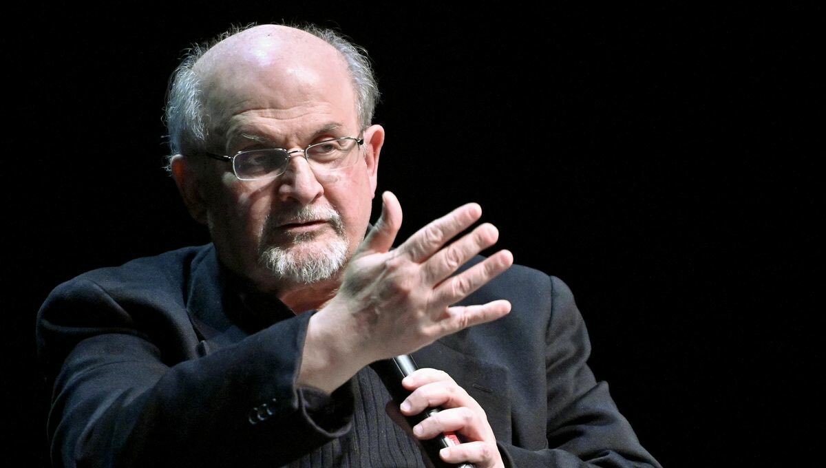 Menacé depuis 1989 par 1 fatwa de Khomeini,victime aujourd’hui d’1 attaque au poignard,souhaitons le meilleur à Salman #Rushdie,libre penseur & écrivain du réalisme magique,devenu 1 symbole majeur de la liberté d’expression et contre l’obscurantisme religieux, notamment islamiste