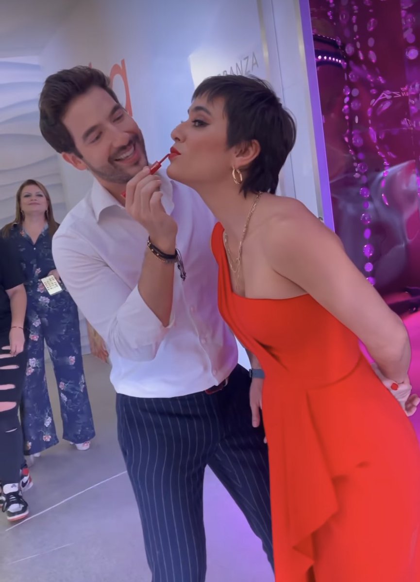 mejorCarlosstan's tweet photo. El rencuentro de ayer resumido en cuarto foticos (los únicos que pueden hacer que un evento de perfumes sea chevere) https://t.co/q9kcjWa8nc