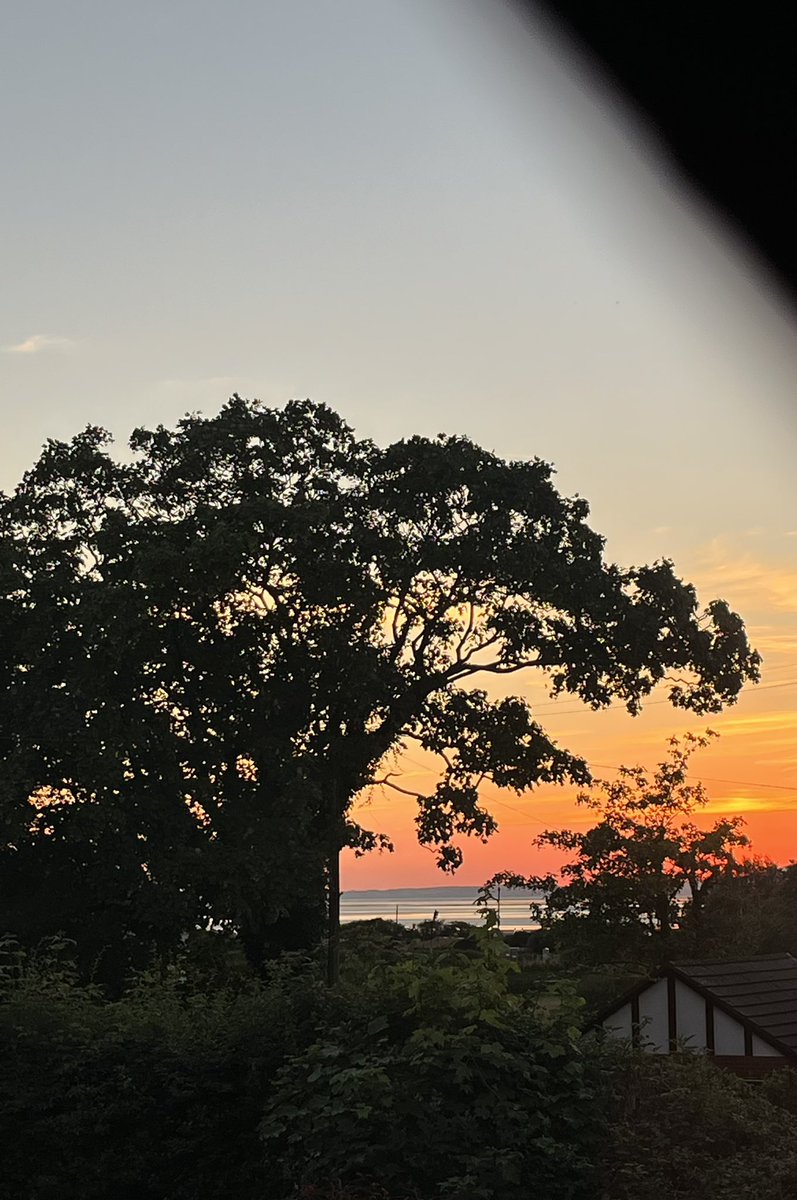yvecass's tweet photo. Going, going & gone #sunset #morecambebay #bitwarm https://t.co/do6EbVxFHk