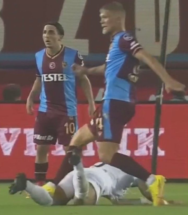 İrfancan-Siopis pozisyonunun mantığı ile aynı pozisyon ikisinde de istem dışı basma var. İkisinde de rakip ayaktaki oyuncunun altına giriyor.

İrfancan kırmızı yerken bu pozisyonda faul bile verilmedi. Peki soruyorum. Bu çifte standart neden? <a href="/TFF_Org/">TFF</a>