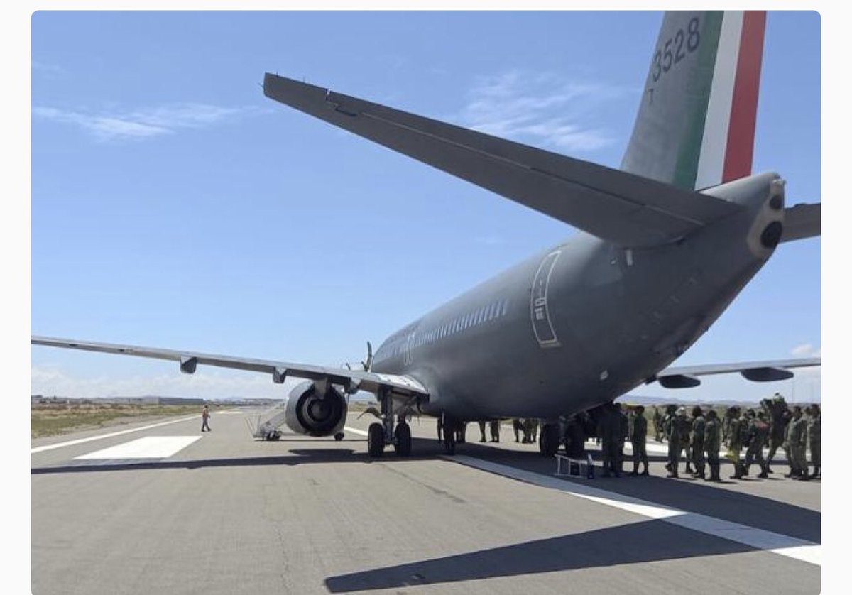 SCLauraP's tweet photo. 🔶Llegan a #CdJuárez al menos 600 tropas de Sedena para tomar el mando de la ciudad. Militares se harán cargo de todo lo relacionado con seguridad: policias estatales, municipales, federales, aduanas, carreteras y aeropuertos.
#JuarezBajoAtaque https://t.co/w5KZ5EGLOa