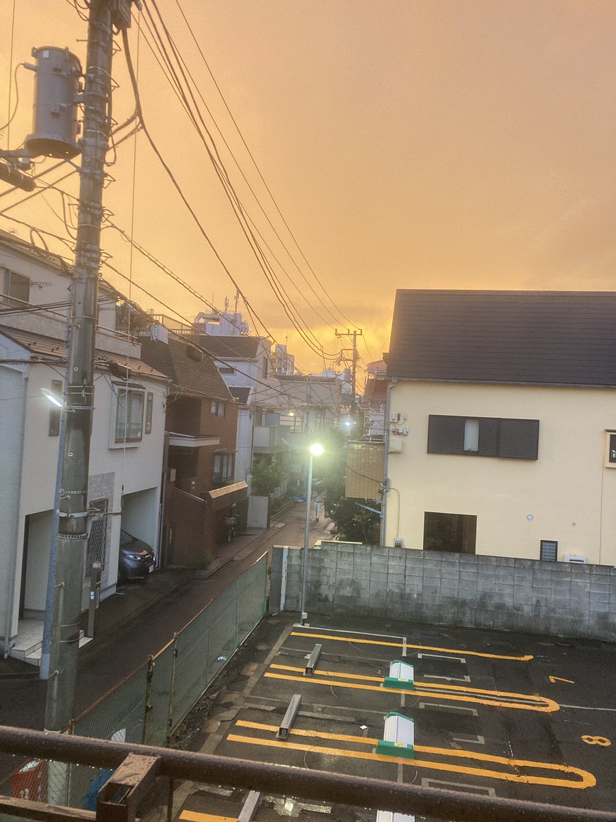 bright_sider's tweet photo. 朝なのに夕方みたい
台風前の空模様は不思議 https://t.co/jiUtr88Yst
