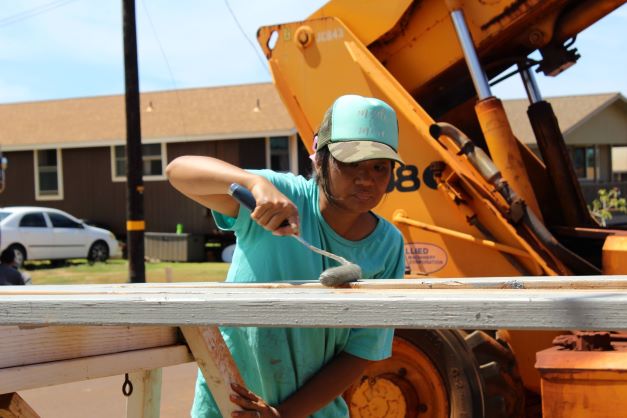 KauaiHabitat's tweet photo. Our homebuyers are as busy as ever finishing up homes in our #EleeleIluna subdivision! Way to #BuildAloha #affordablehousingnow #homesandhope https://t.co/bqicn81yNo