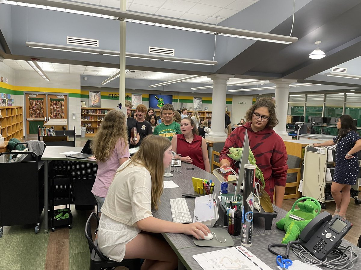 reneedhale's tweet photo. Library orientation &amp; checkout - the library is a happier place when students are here!! #gatorsread

@DrakesCreekMS https://t.co/wiS1YsHEVC